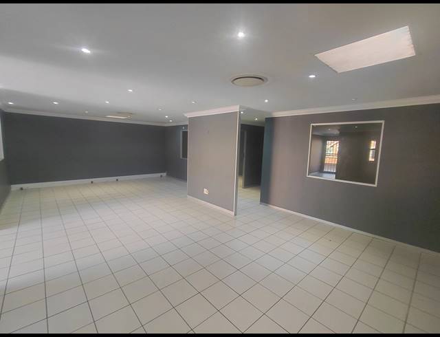 100M² OFFICE TO LET IN FOURWAYS